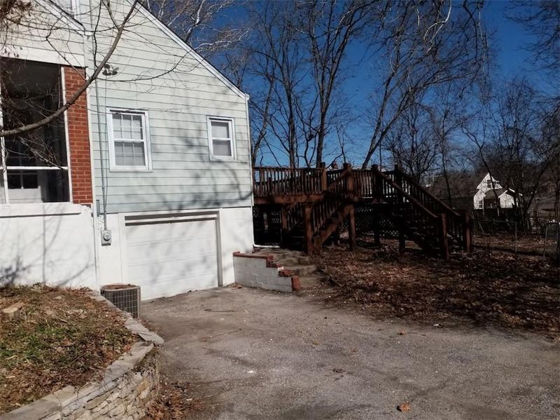 6229 NE Circle Dr, Kansas City, MO 64118