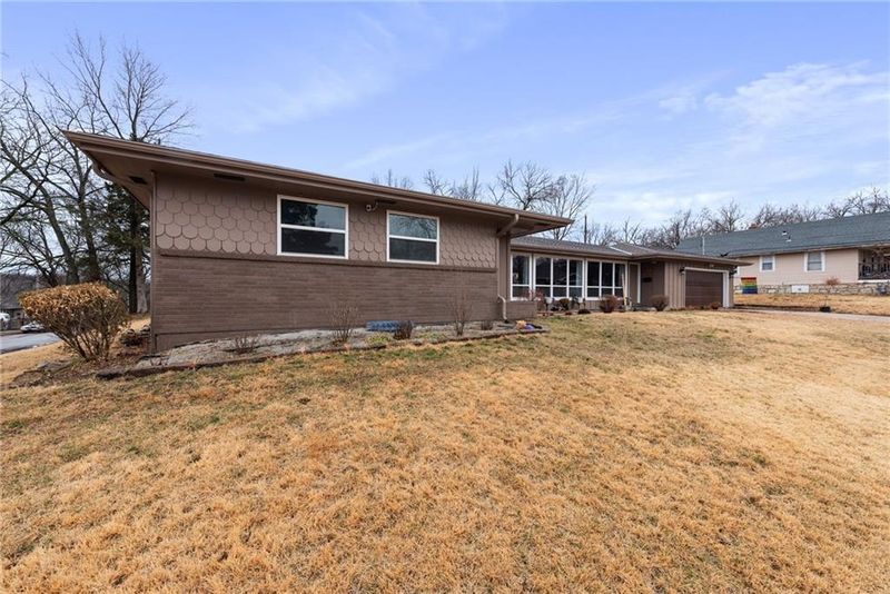 3217 E 52nd St, Kansas City, MO 64130