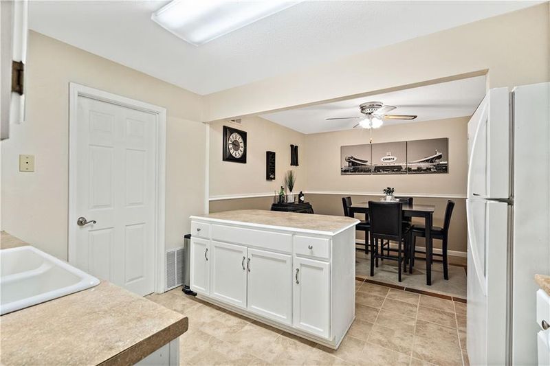 9626 Perry #d Ln #D, Overland Park, KS 66212