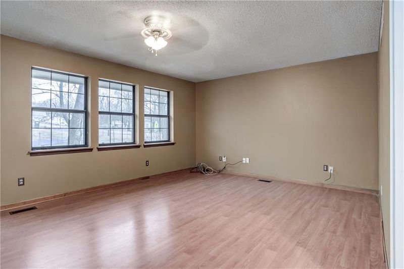 400 114th St, Kansas City, MO 64155