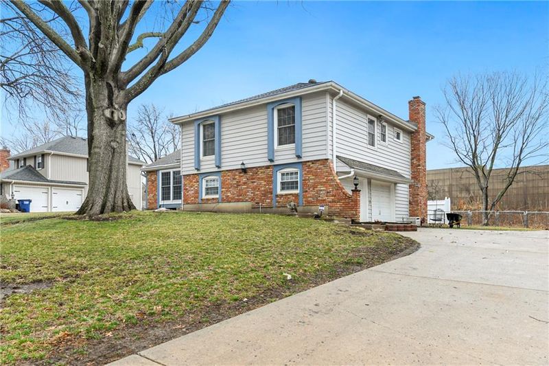 10037 Melrose Dr, Overland Park, KS 66214