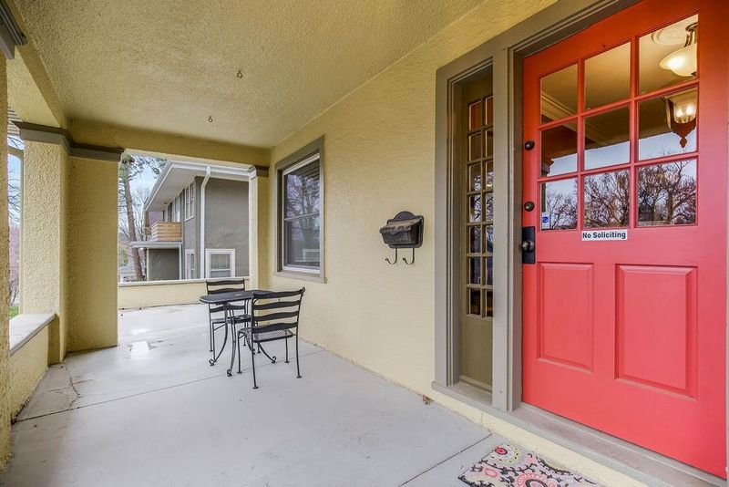 25 E 53rd Ter, Kansas City, MO 64112