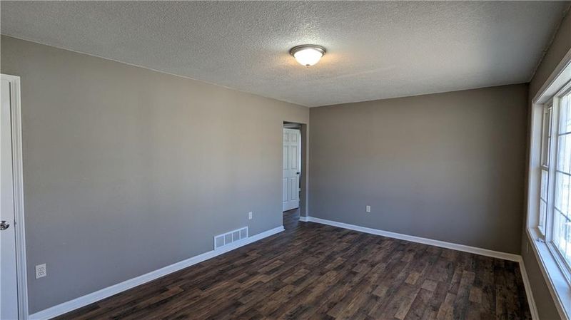 6007 E 100 St, Kansas City, MO 64134