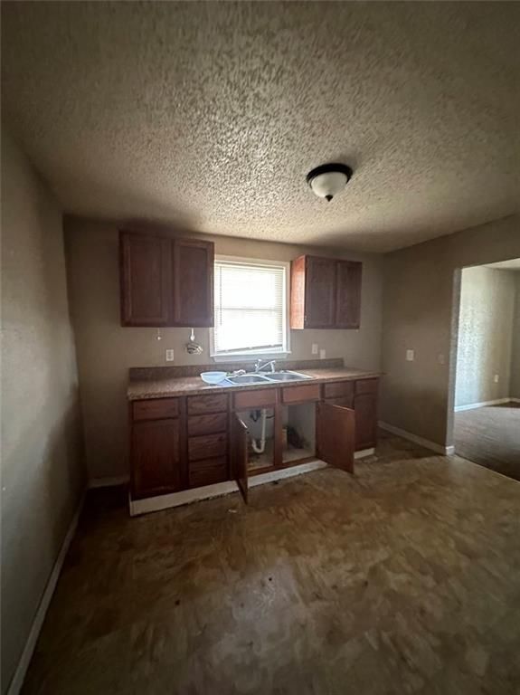 1110 E 83rd Ter, Kansas City, MO 64131