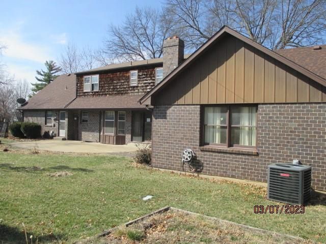 5231 Stanton Dr, Kansas City, MO 64133