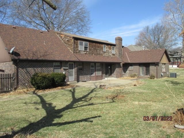 5231 Stanton Dr, Kansas City, MO 64133