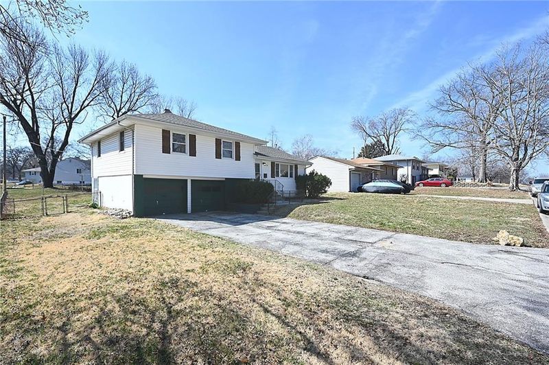 7901 Gracemore Dr, Kansas City, MO 64119