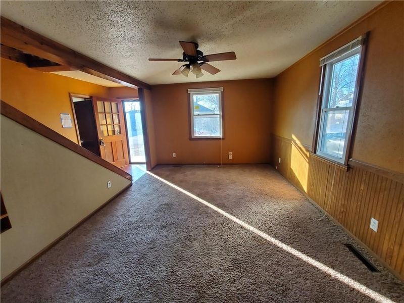 110 S 4th St, Clinton, MO 64735