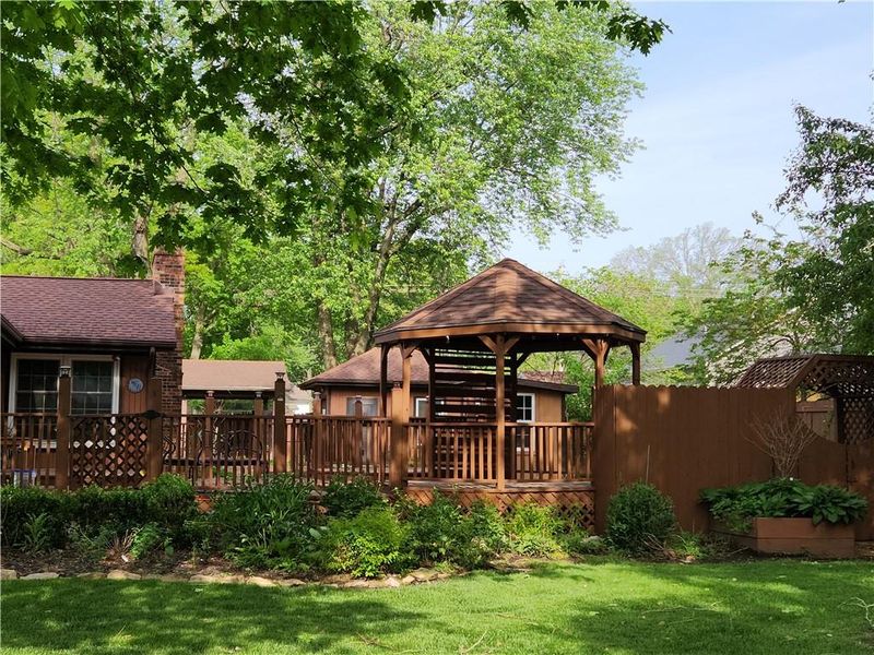 806 S 4th St, Louisburg, KS 66053