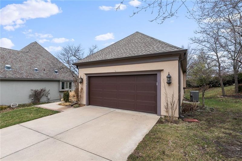 8704 W 142 St, Overland Park, KS 66221