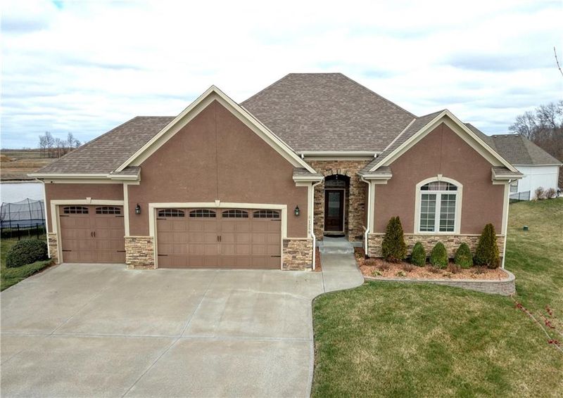 1258 Vivian Dr, Warrensburg, MO 64093