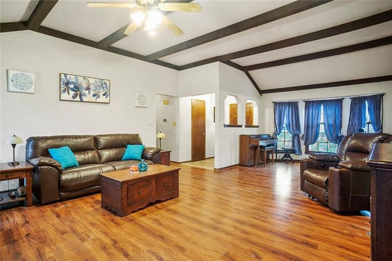 11930 58th St E, Kansas City, MO 64133