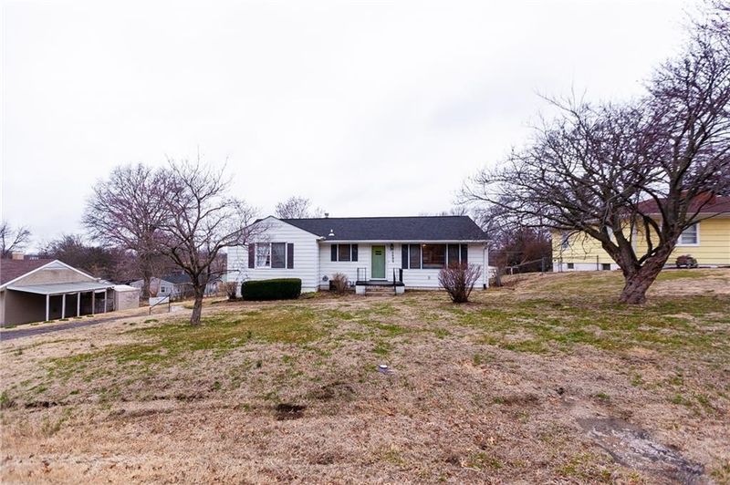 2002 S 39th St, St Joseph, MO 64507