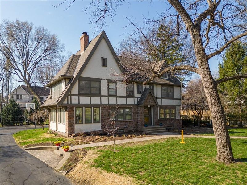 445 Westover Rd, Kansas City, MO 64113