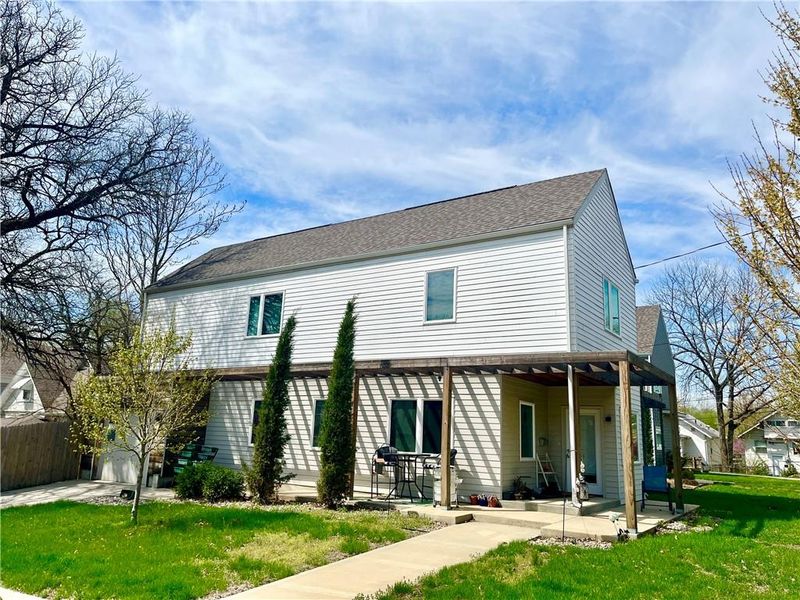 1225 E 45th St, Kansas City, MO 64110