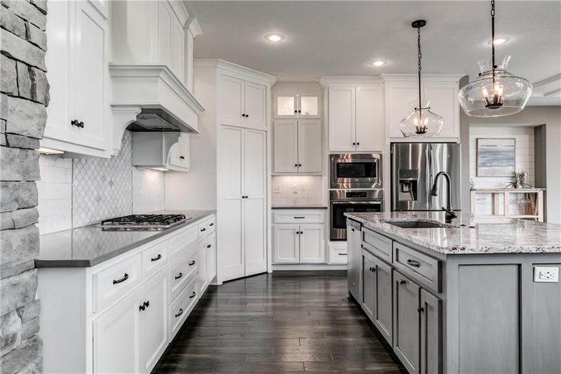 9710 Shady Bend Cir, Lenexa, KS 66227