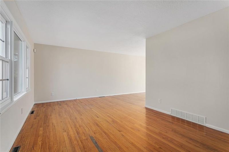 7903 E 93rd Ter, Kansas City, MO 64138