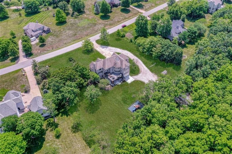 17960 Windsor Dr, Stilwell, KS 66085