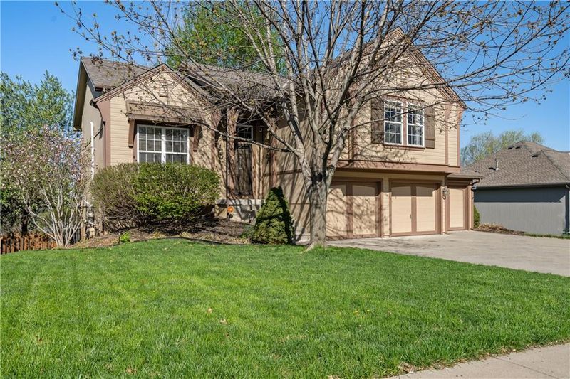10108 N Hedges Ave, Kansas City, MO 64157