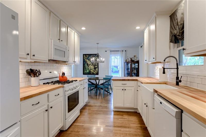 107 NE Douglas St, Lee's Summit, MO 64063