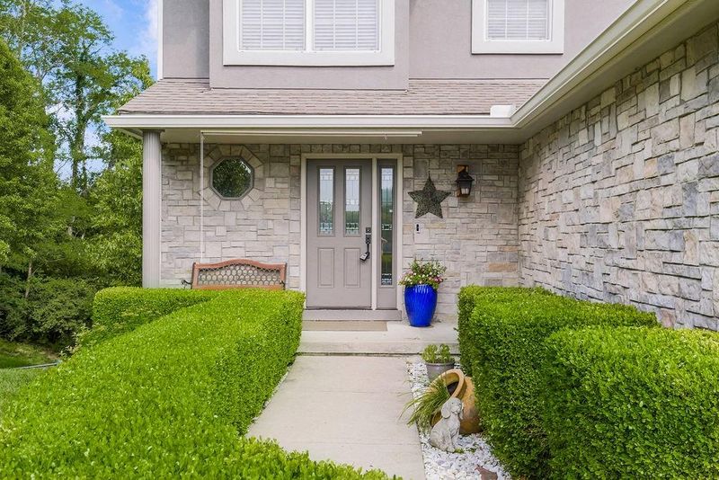 5015 NW Strathbury Ave, Riverside, MO 64150