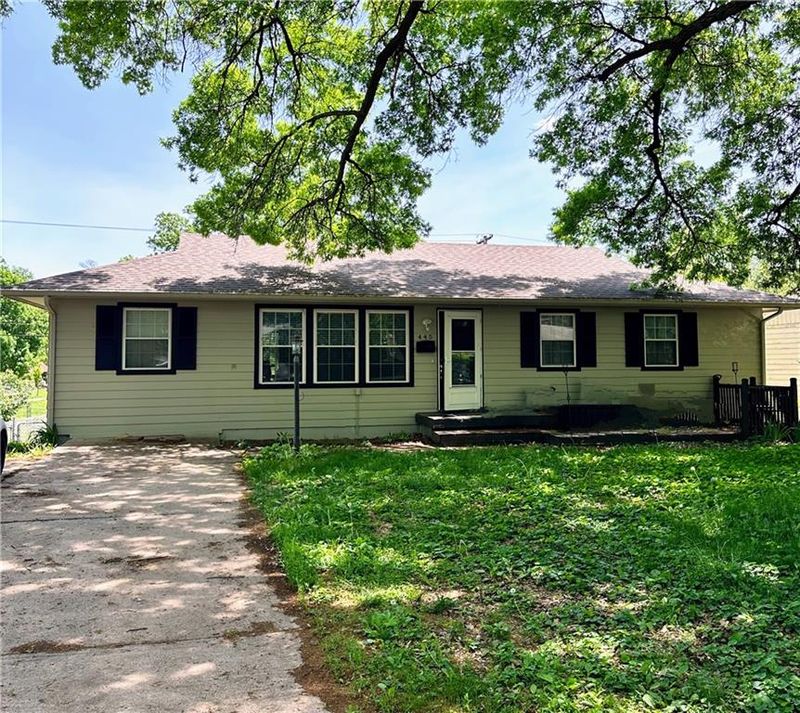 445 Park Dr, Bonner Springs, KS 66012