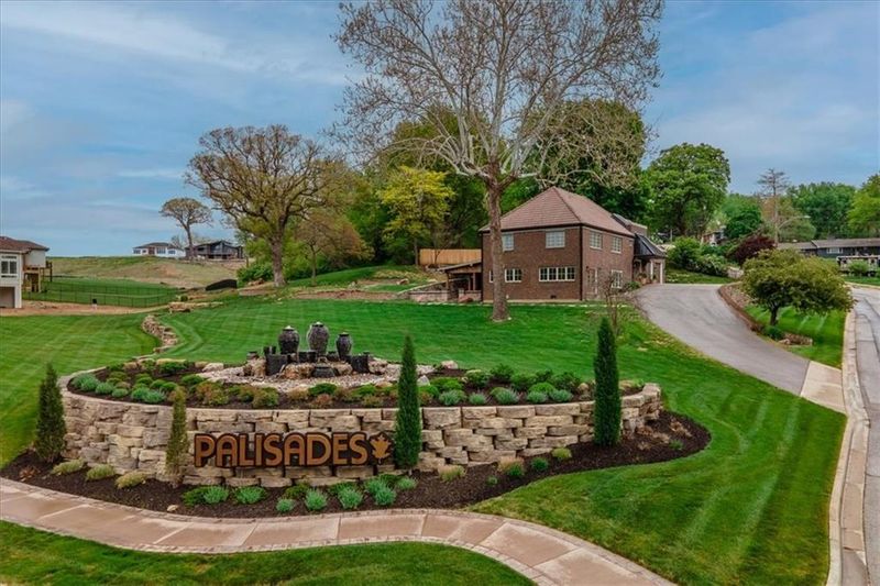 830 NW Valley Ln, Riverside, MO 64150