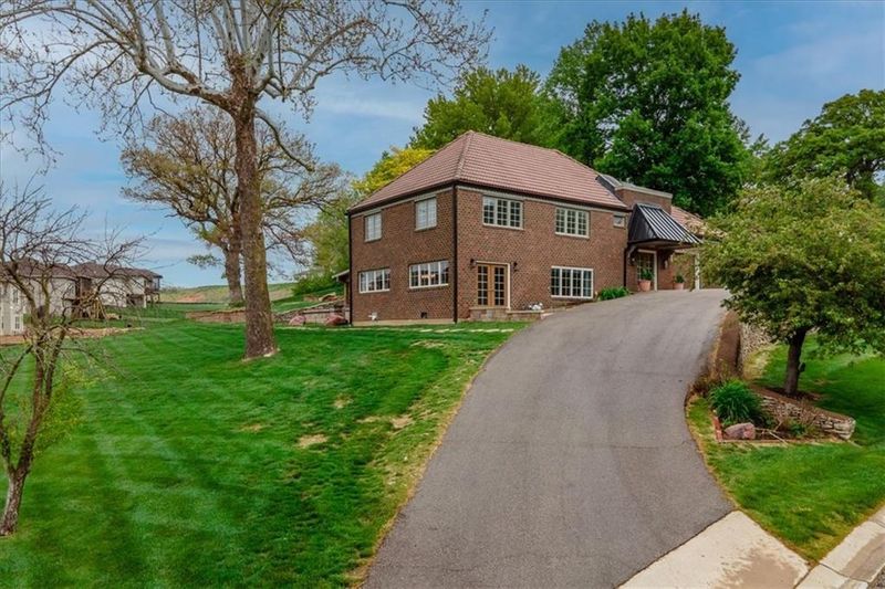 830 NW Valley Ln, Riverside, MO 64150