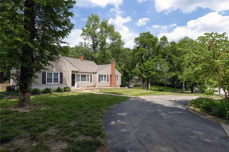 136 NE Briarcliff Pw, Kansas City, MO 64116