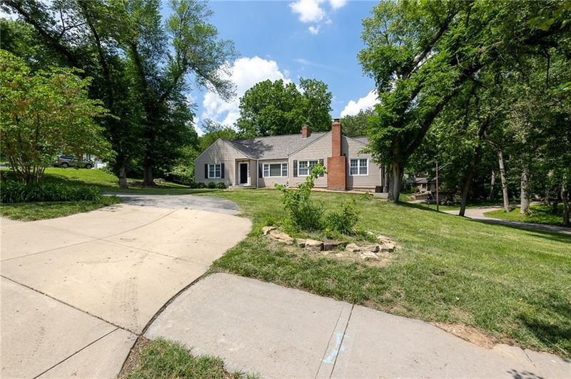 136 NE Briarcliff Pw, Kansas City, MO 64116