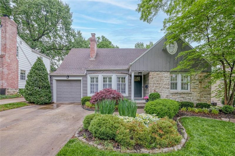 5549 Aberdeen Rd, Fairway, KS 66205
