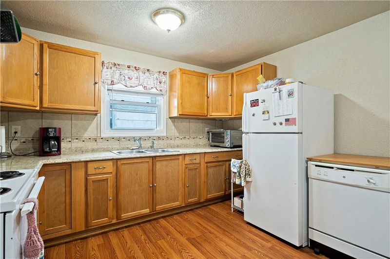 3627 E 46th Ter, Kansas City, MO 64130