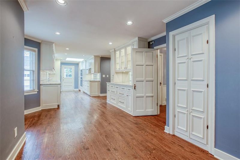 1027 Romany Rd, Kansas City, MO 64113
