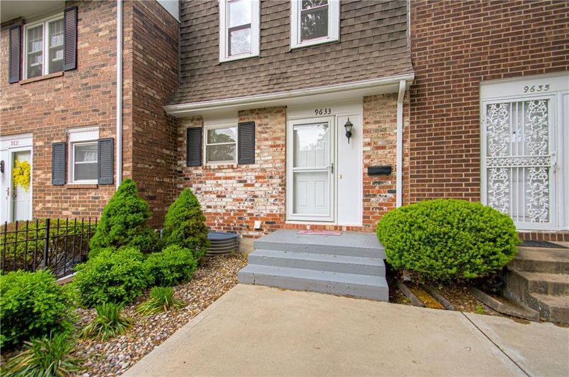 9633 Perry Ln, Overland Park, KS 66212