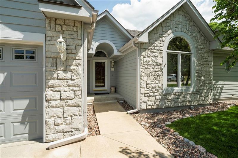 8605 Primrose St, De Soto, KS 66018