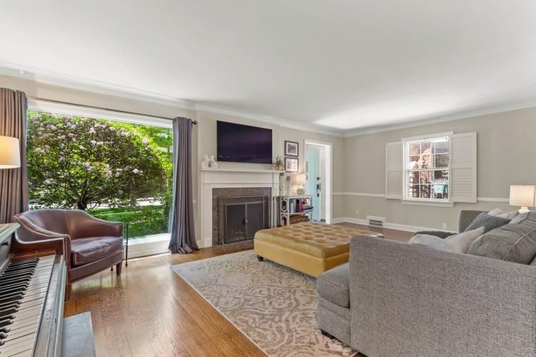 6825 Oak St, Kansas City, MO 64113
