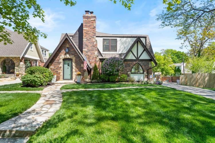 6825 Oak St, Kansas City, MO 64113