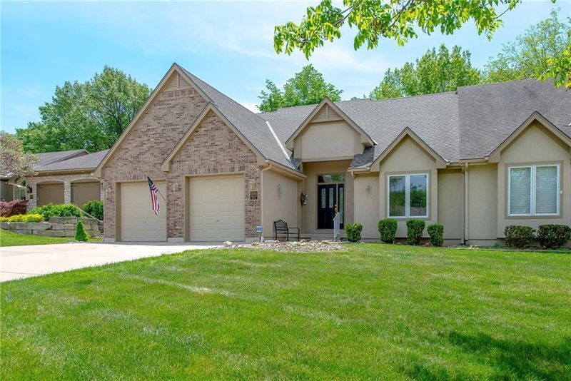 2501 Ashurst Dr, Lee's Summit, MO 64081