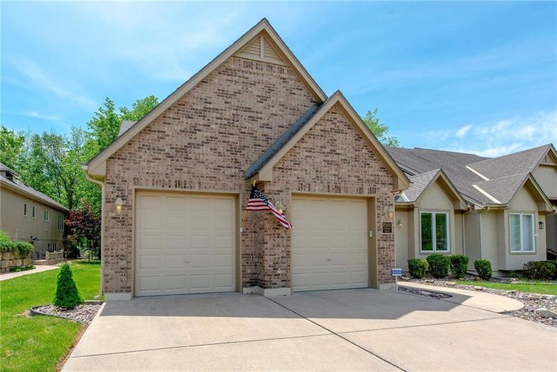 2501 Ashurst Dr, Lee's Summit, MO 64081
