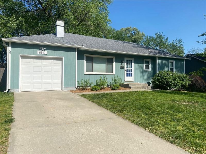 8813 Grandview St, Overland Park, KS 66212