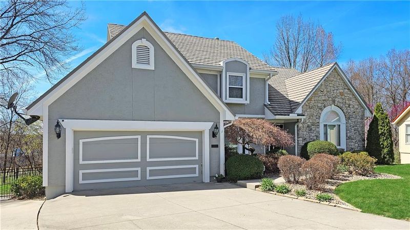5279 NE Ash Grove Ct, Lee's Summit, MO 64064