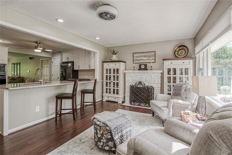 7034 Mackey St, Overland Park, KS 66204
