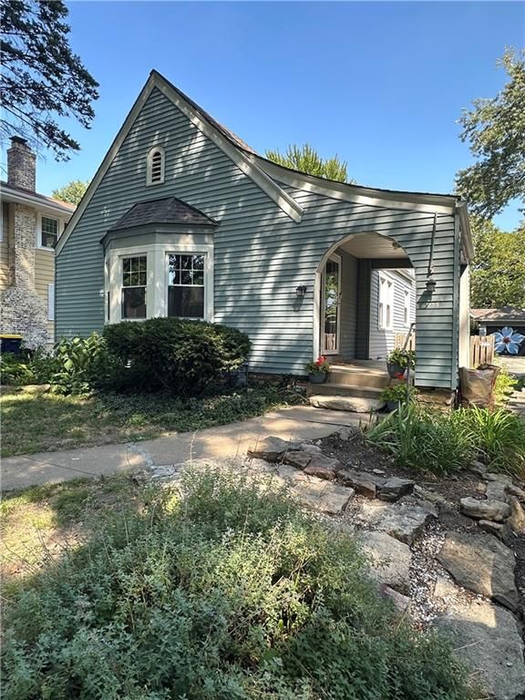 7235 Summit St, Kansas City, MO 64114