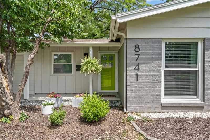 8741 Maple Dr, Overland Park, KS 66207