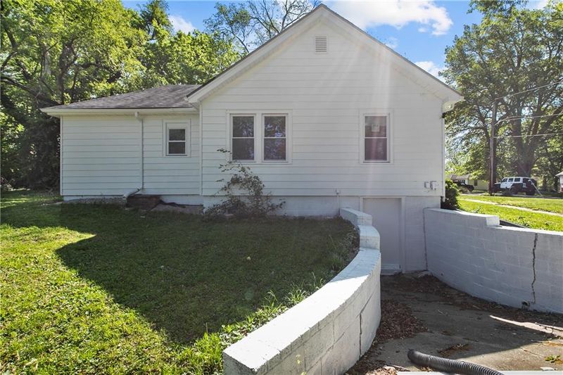 1104 NE Maple Dr, Kansas City, MO 64118