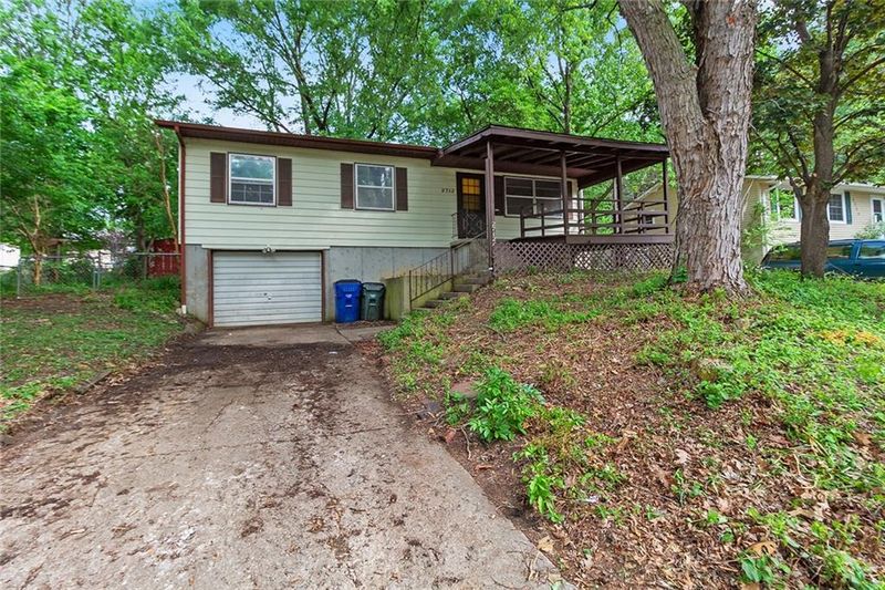 2712 Maverick Ln, Lawrence, KS 66046
