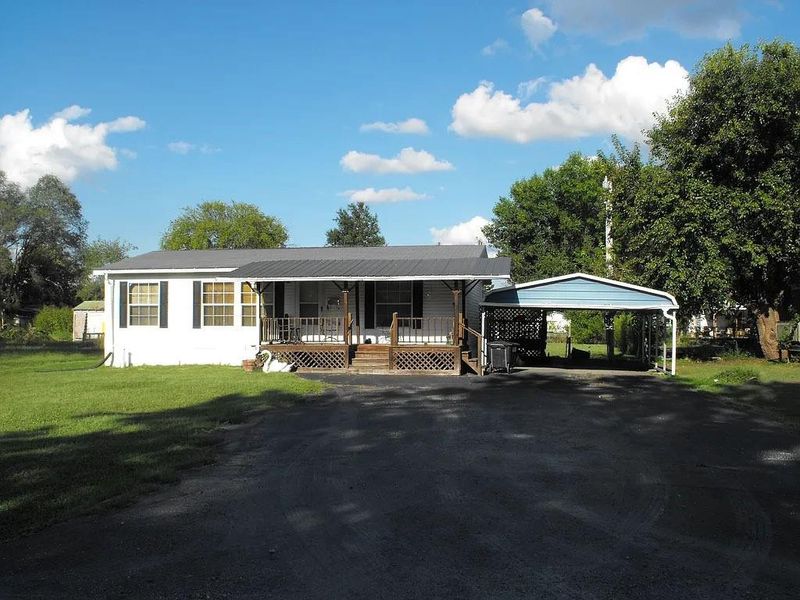804 Elm St, Henrietta, MO 64036