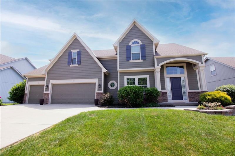 8109 NE 102nd St, Kansas City, MO 64157