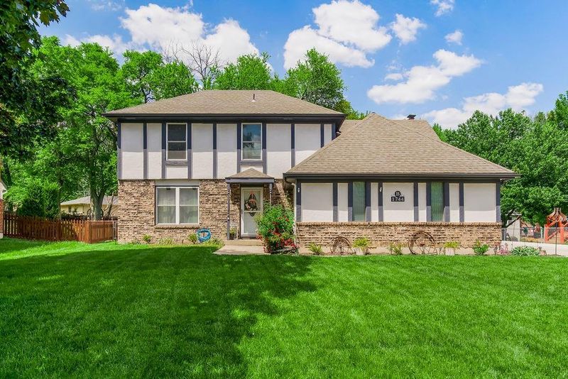 1744 E Sleepy Hollow Dr, Olathe, KS 66062