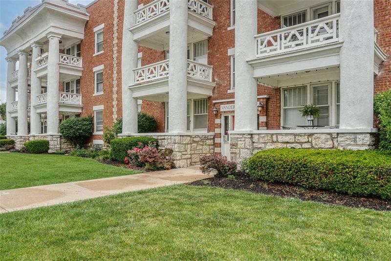 406 E 43 St #1-E, Kansas City, MO 64110